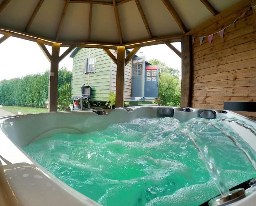 Romantic Retreat - Luxury Shepherds Hut + Hot Tub! Camborne Exterior foto