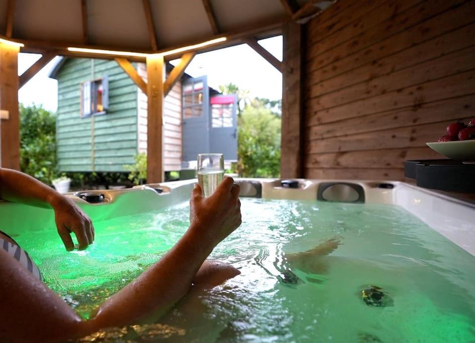 Romantic Retreat - Luxury Shepherds Hut + Hot Tub! Camborne Exterior foto