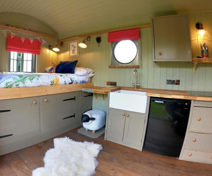 Romantic Retreat - Luxury Shepherds Hut + Hot Tub! Camborne Exterior foto